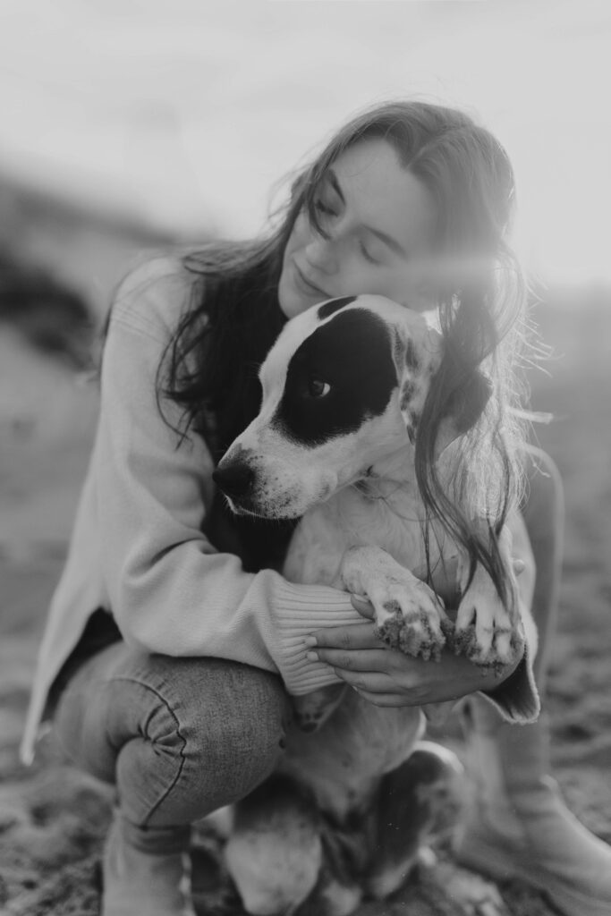 Frau hält ihren Hund liebevoll in den Armen – emotionale Hundefotografie in Holland