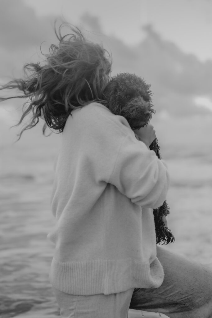 Koppel met hond op het strand van Zandvoort met een lichte wind