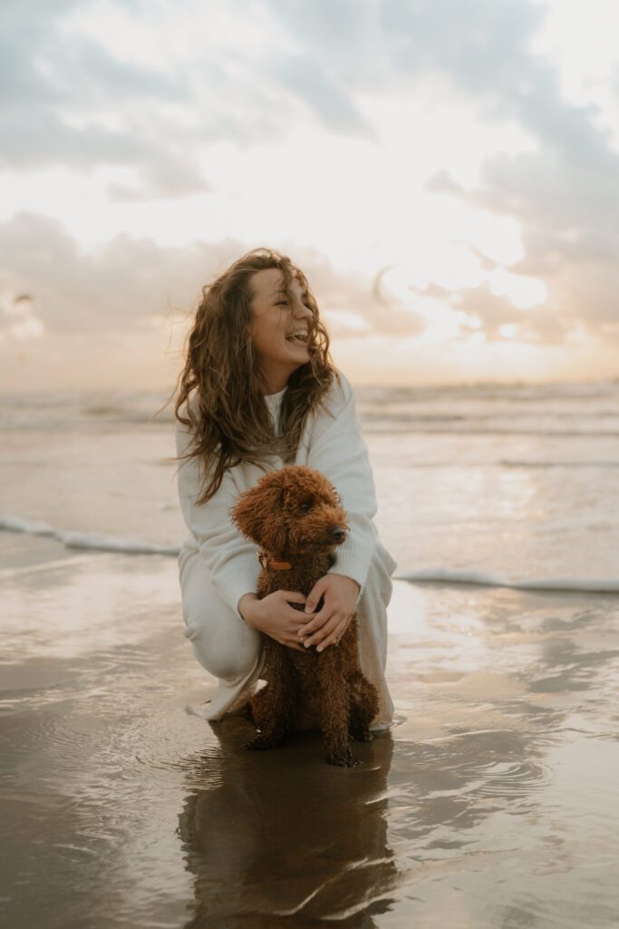 Hundefotografie am Zandvoort Strand: Hund und Mensch in einer schönen Pose