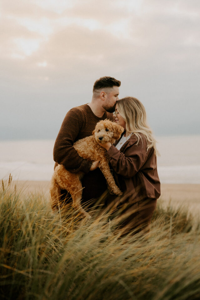 Hund und Frauchen in den Dünen, ruhiger Moment voller Nähe und Vertrauen